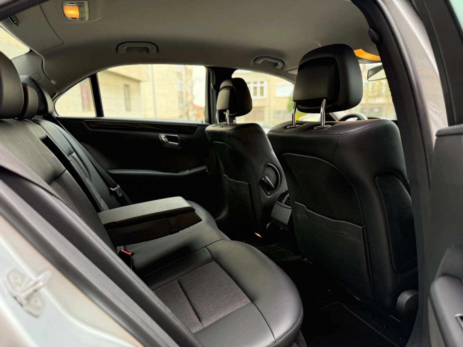 Mercedes-Benz E 220 Avantgarde, снимка 12 - Автомобили и джипове - 54044072