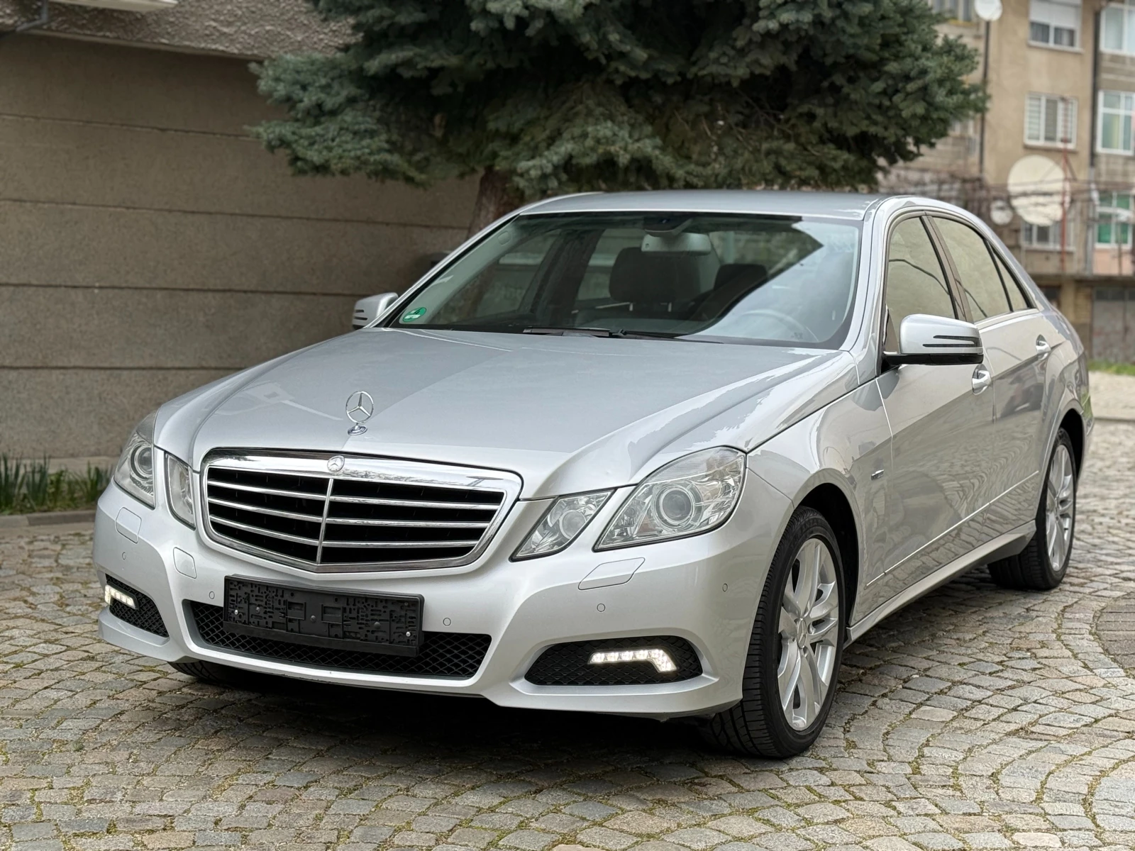 Mercedes-Benz E 220 Avantgarde, снимка 3 - Автомобили и джипове - 54044072