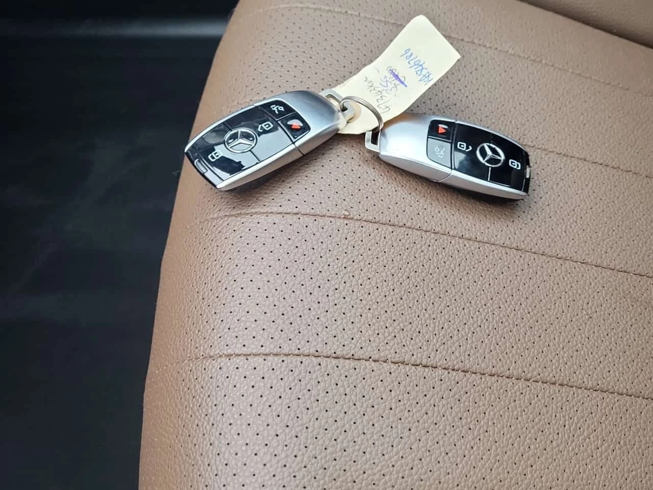 Mercedes-Benz E 300 / FULL DIGITAL / BURMESTER / DISTRONIC / 2 KEYS, снимка 8 - Автомобили и джипове - 56262346