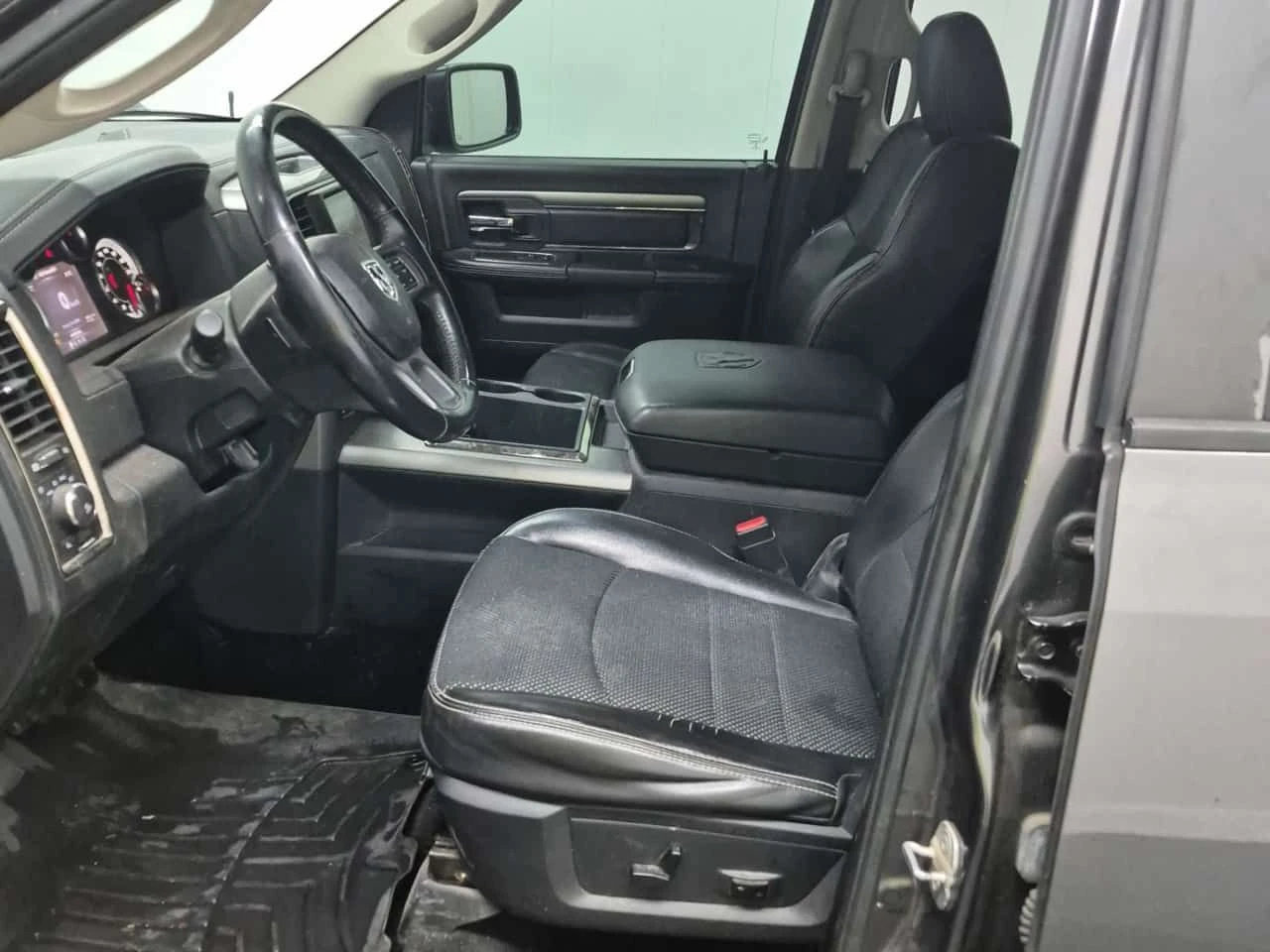 Dodge RAM 1500 * SPORT CREW CAB SHORT BED * CARFAX * , снимка 9 - Автомобили и джипове - 55350332