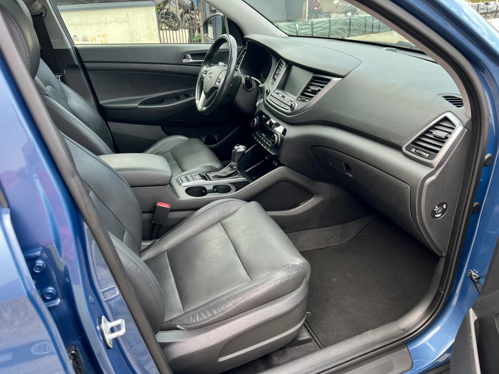 Hyundai Tucson 2.0CRDi 4x4 185к.с ШВЕЙЦАРИЯ, снимка 8 - Автомобили и джипове - 56236885