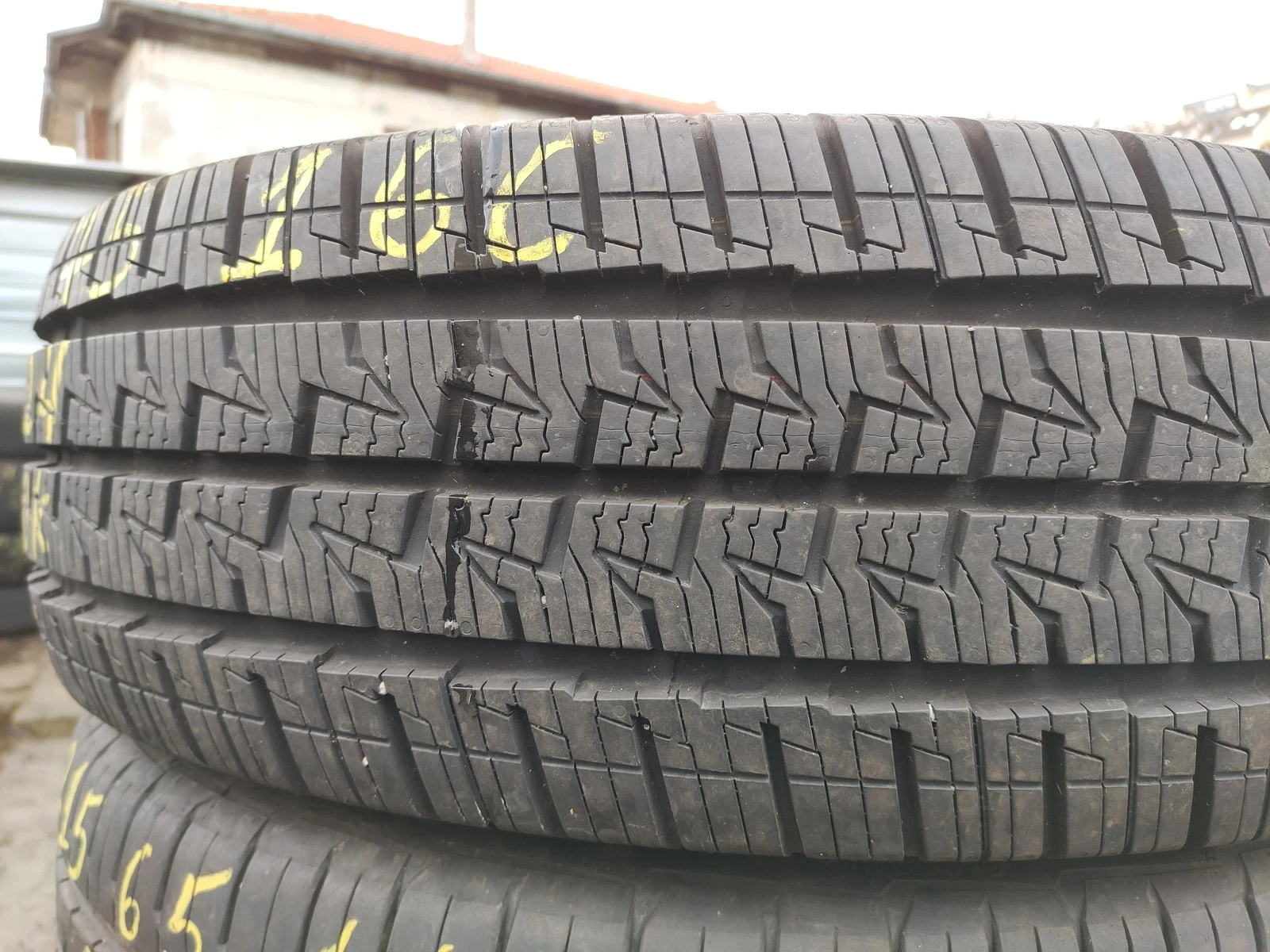 Гуми Всесезонни 215/75R16
