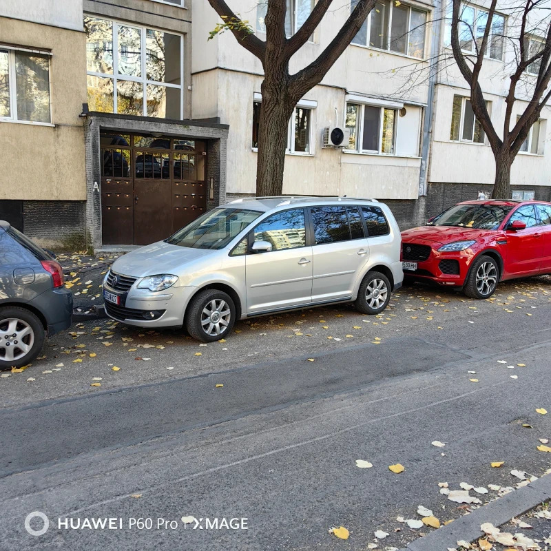 VW Touran, снимка 4 - Автомобили и джипове - 48411290