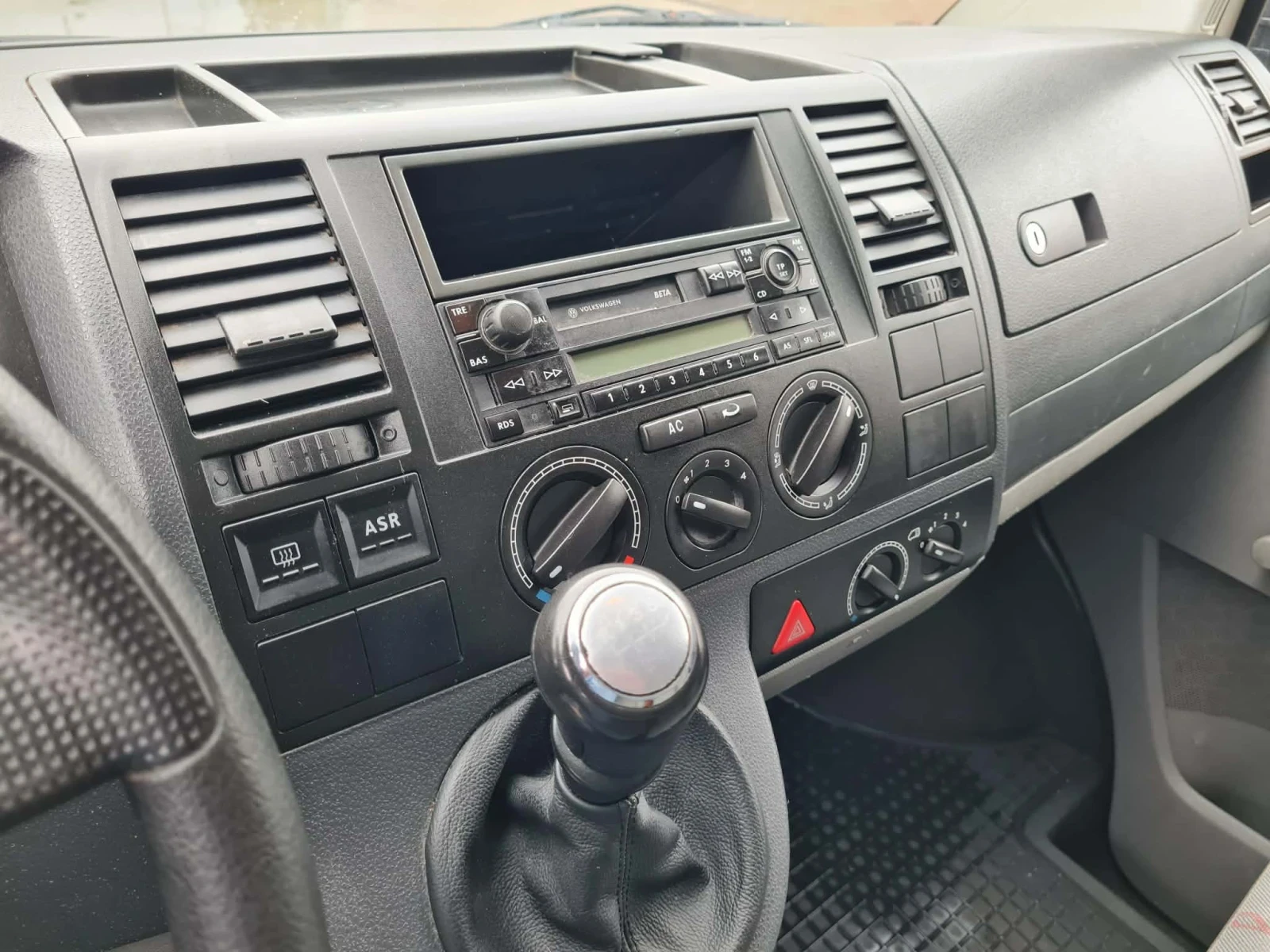 VW Multivan 1.9TDI 105к.с 9 местен кемпер, снимка 10 - Автомобили и джипове - 54487476