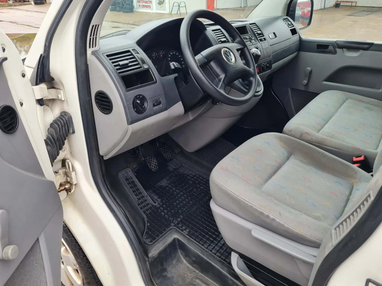 VW Multivan 1.9TDI 105к.с 9 местен кемпер, снимка 9 - Автомобили и джипове - 54487476