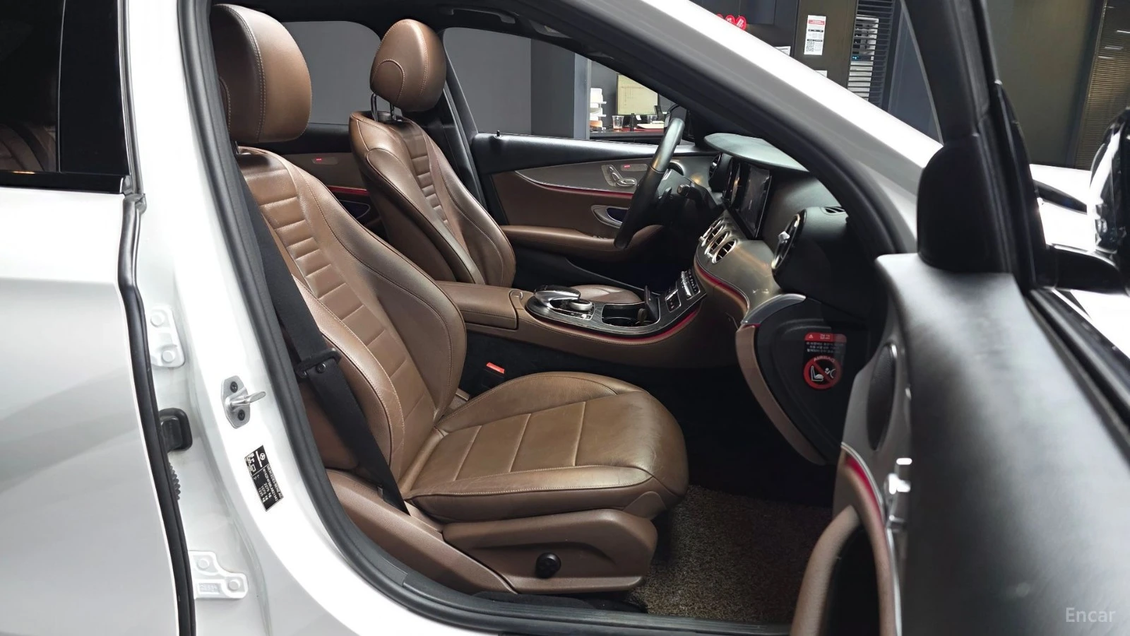 Mercedes-Benz E 250 AVANGARDE* КОЖА* НАВИ* ПАНО, снимка 9 - Автомобили и джипове - 55479920