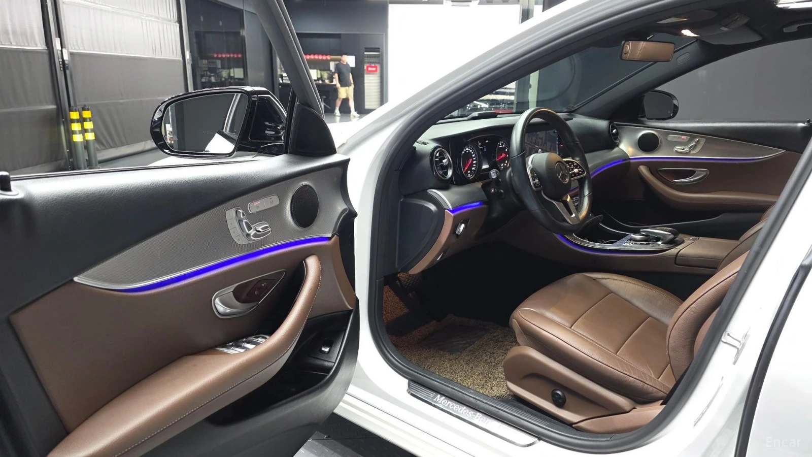 Mercedes-Benz E 250 AVANGARDE* КОЖА* НАВИ* ПАНО, снимка 8 - Автомобили и джипове - 55479920