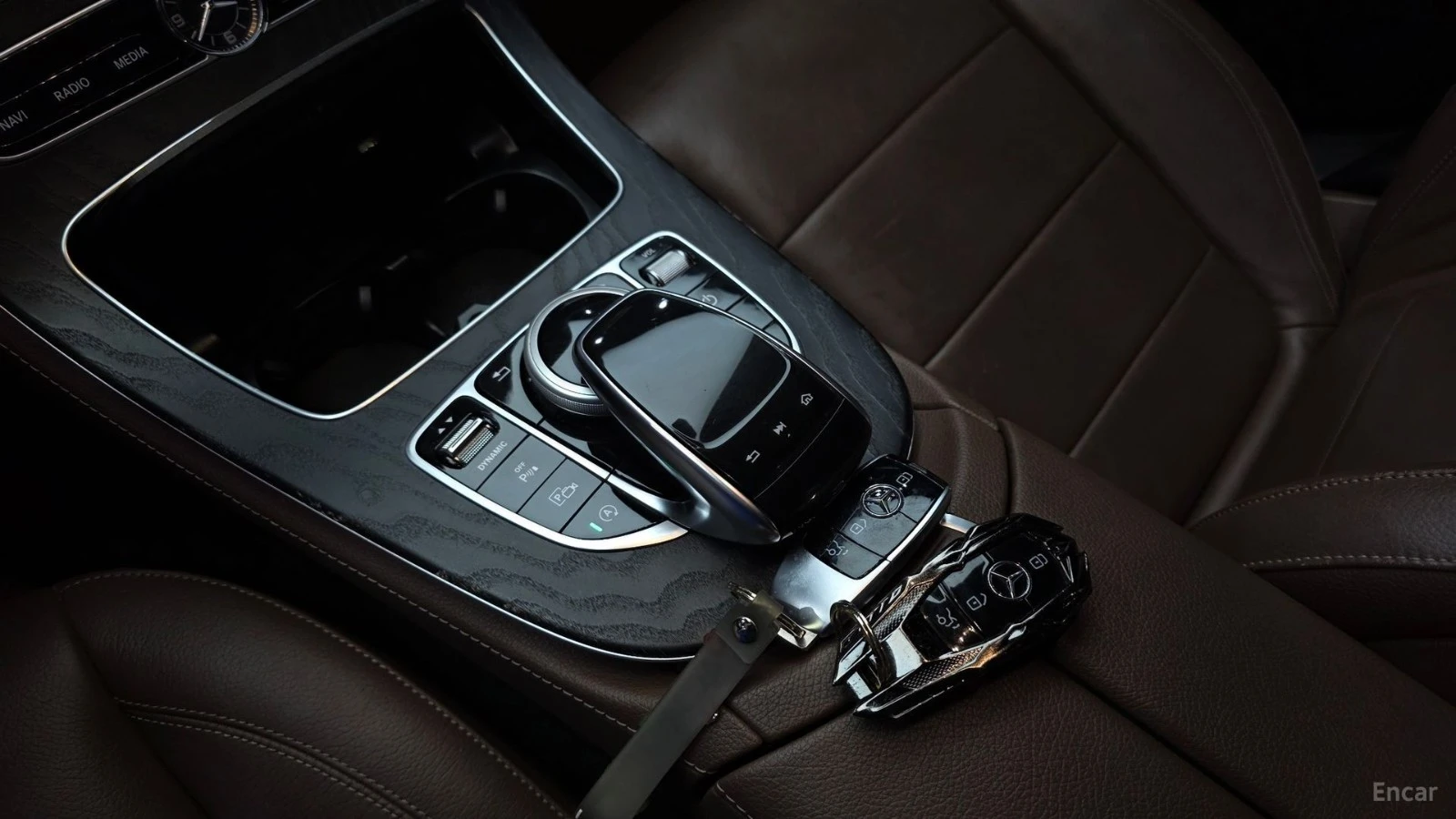 Mercedes-Benz E 250 AVANGARDE* КОЖА* НАВИ* ПАНО, снимка 16 - Автомобили и джипове - 55479920