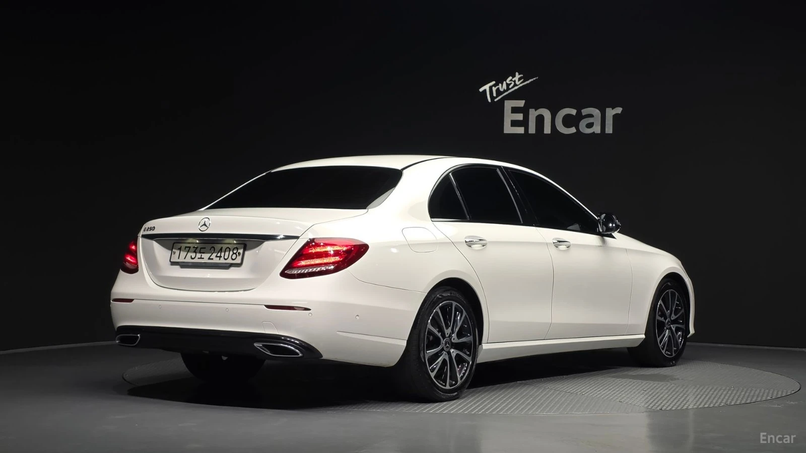 Mercedes-Benz E 250 AVANGARDE* КОЖА* НАВИ* ПАНО, снимка 2 - Автомобили и джипове - 55479920