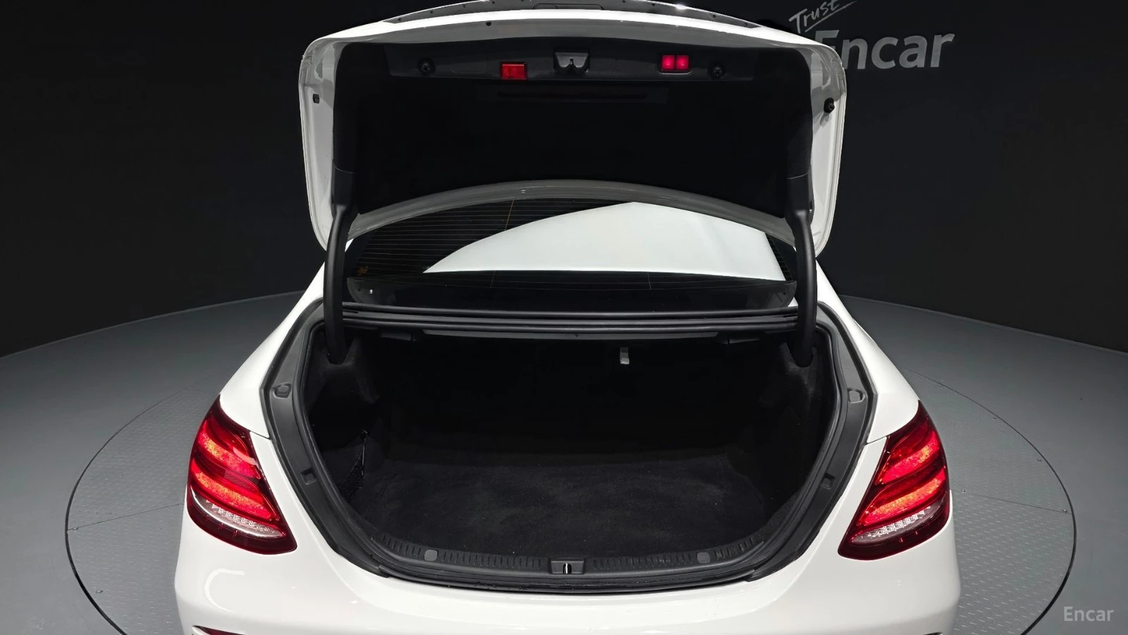 Mercedes-Benz E 250 AVANGARDE* КОЖА* НАВИ* ПАНО, снимка 17 - Автомобили и джипове - 55479920