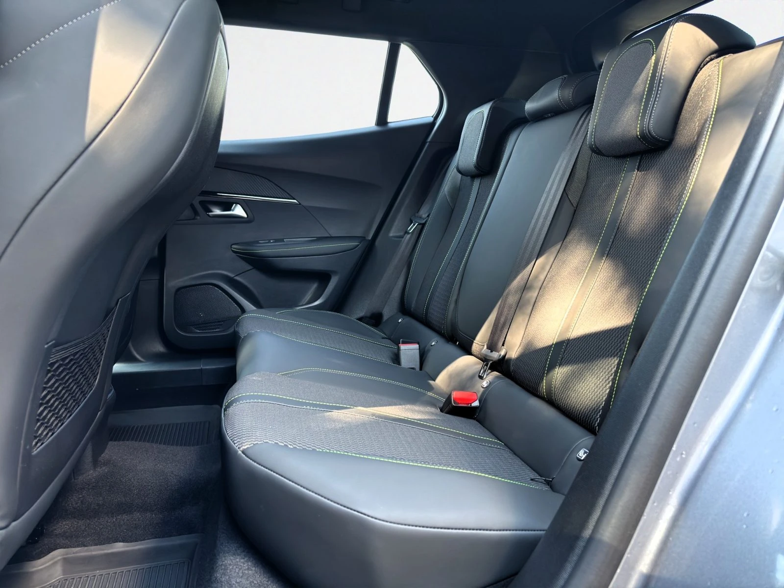 Peugeot 2008 GT 1.2 130 EAT8 Лизинг Гаранция до 12.2029 г., снимка 12 - Автомобили и джипове - 55783269