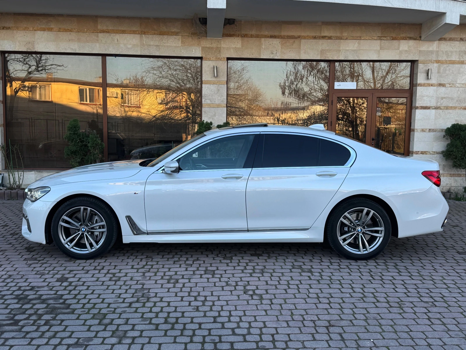 BMW 740 * СЕРВИЗНА ИСТОРИЯ* Xdrive* INDIVIDUAL* M SPORT* , снимка 4 - Автомобили и джипове - 55809124