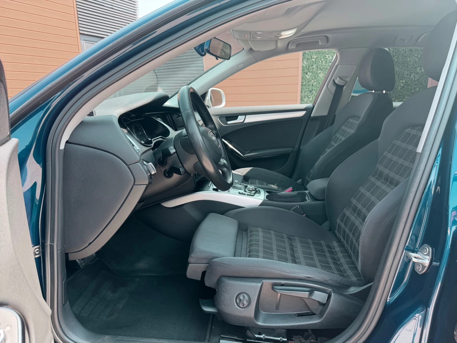Audi A4 2.0TDI/S-line/Navi/LED, снимка 9 - Автомобили и джипове - 56040426
