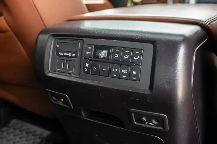 Toyota Sequoia PLATINUM* 5.7* V8* ПОДГРЕВ* КАМЕРА* КЕЙЛЕС, снимка 14 - Автомобили и джипове - 54445667