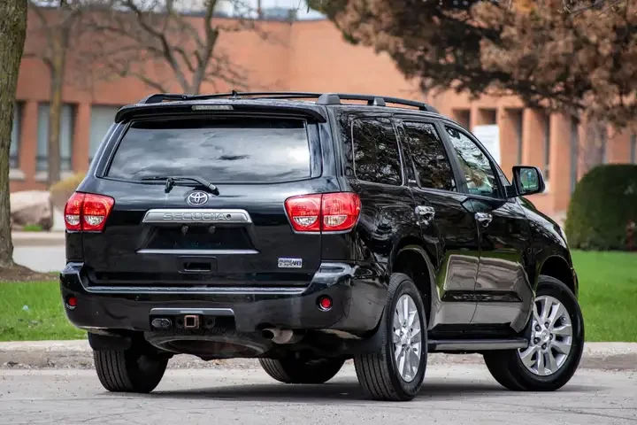 Toyota Sequoia PLATINUM* 5.7* V8* ПОДГРЕВ* КАМЕРА* КЕЙЛЕС, снимка 2 - Автомобили и джипове - 54445667