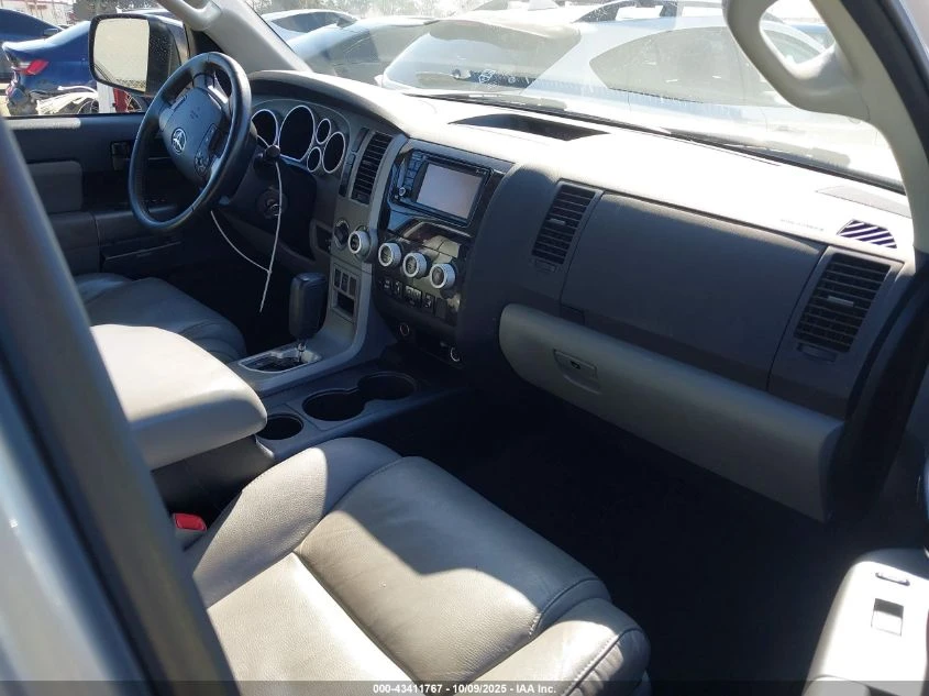 Toyota Sequoia SR5 5.7L V8 // | Mobile.bg   7