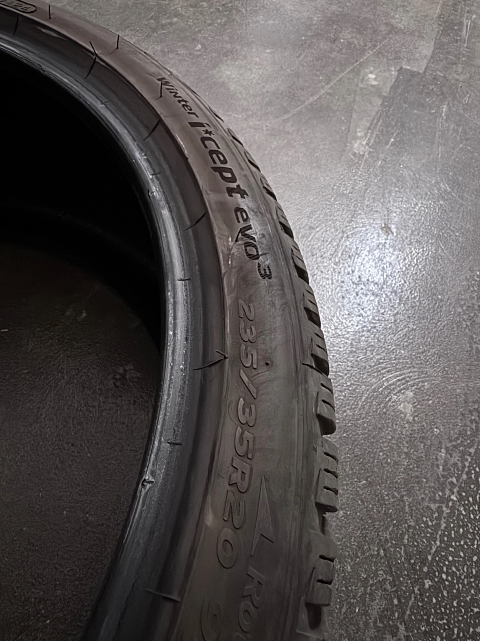 Гуми Зимни 235/35R20, снимка 3 - Гуми и джанти - 56315591
