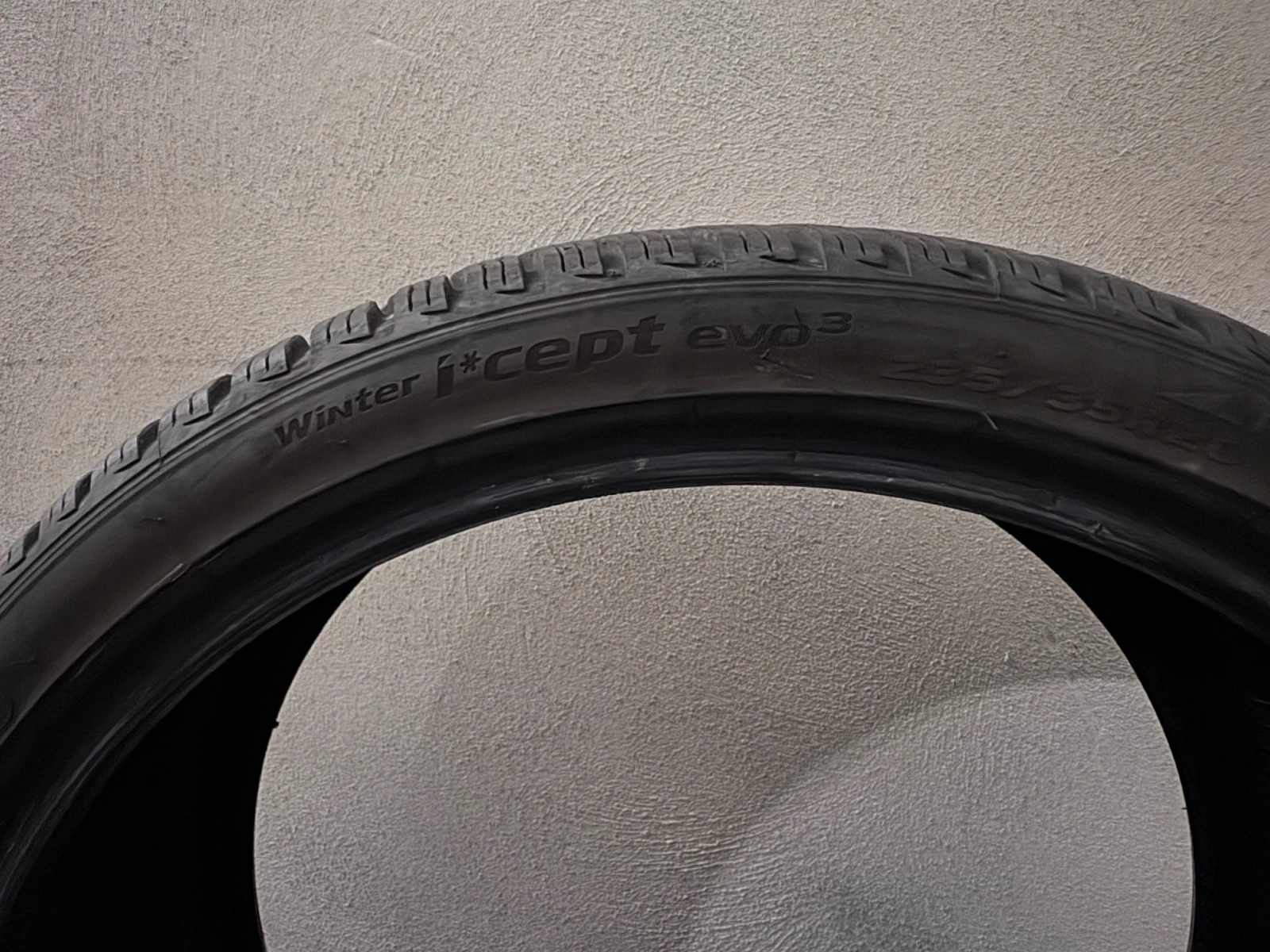 Гуми Зимни 235/35R20