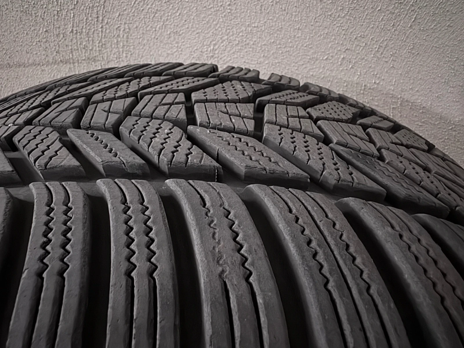 Гуми Зимни 235/35R20, снимка 6 - Гуми и джанти - 56315591