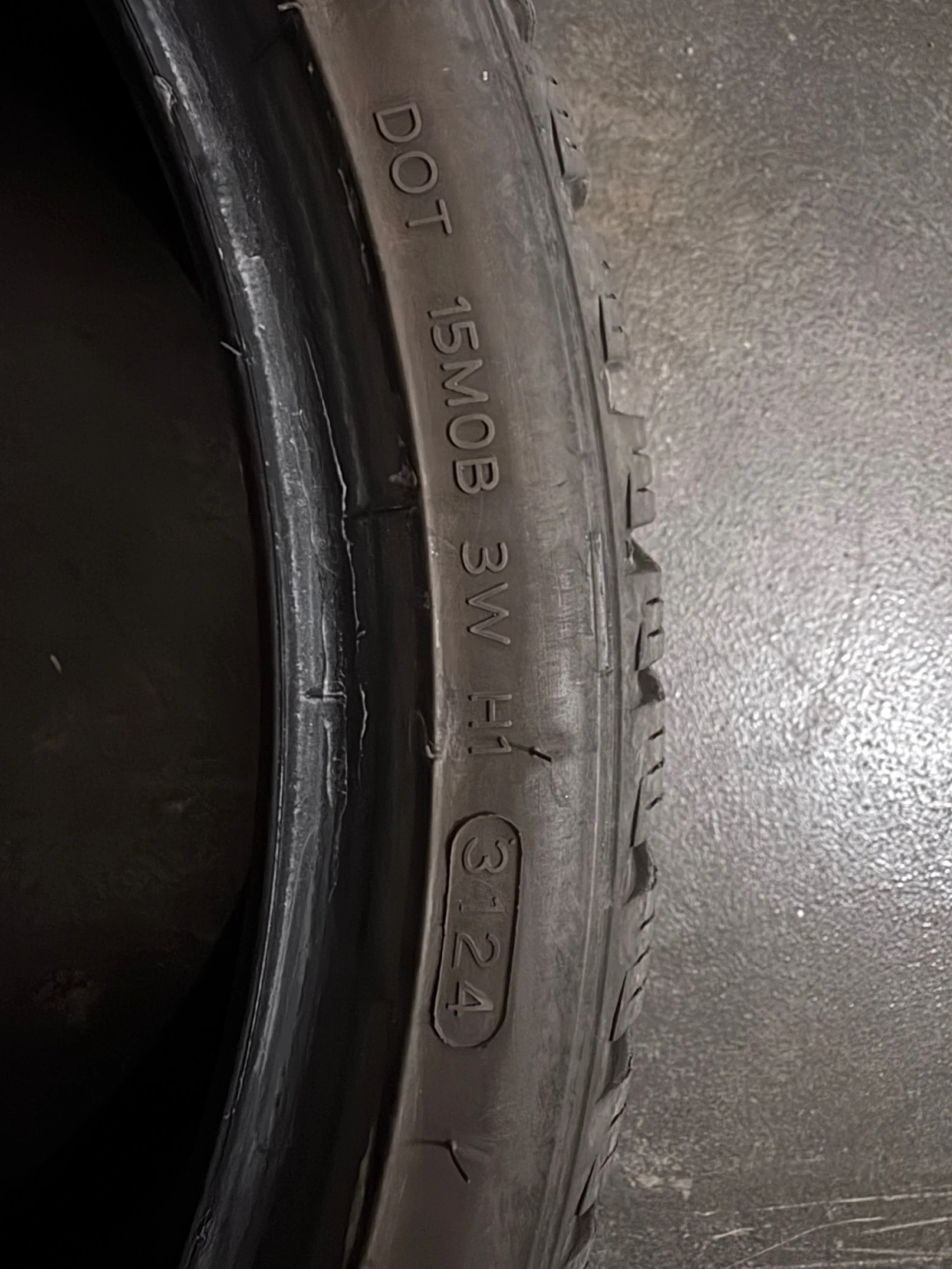 Гуми Зимни 235/35R20, снимка 4 - Гуми и джанти - 56315591