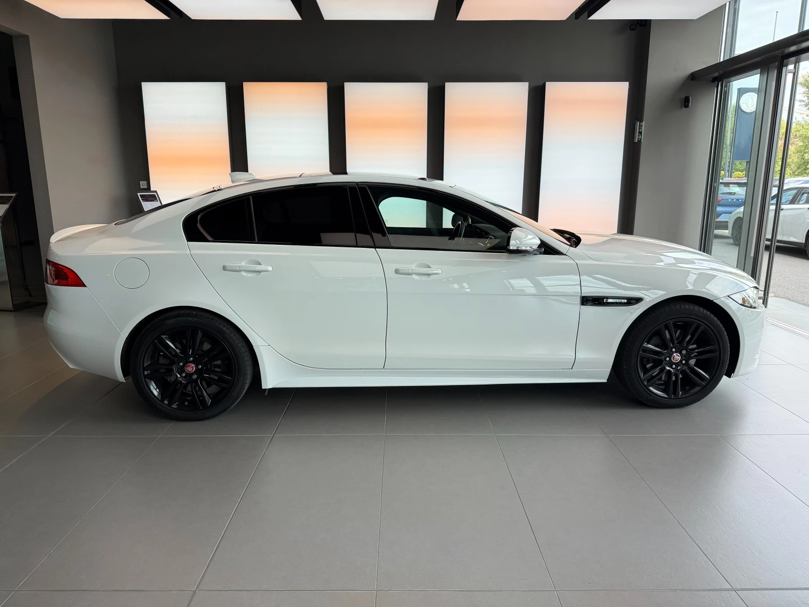Jaguar XE  - изображение 3