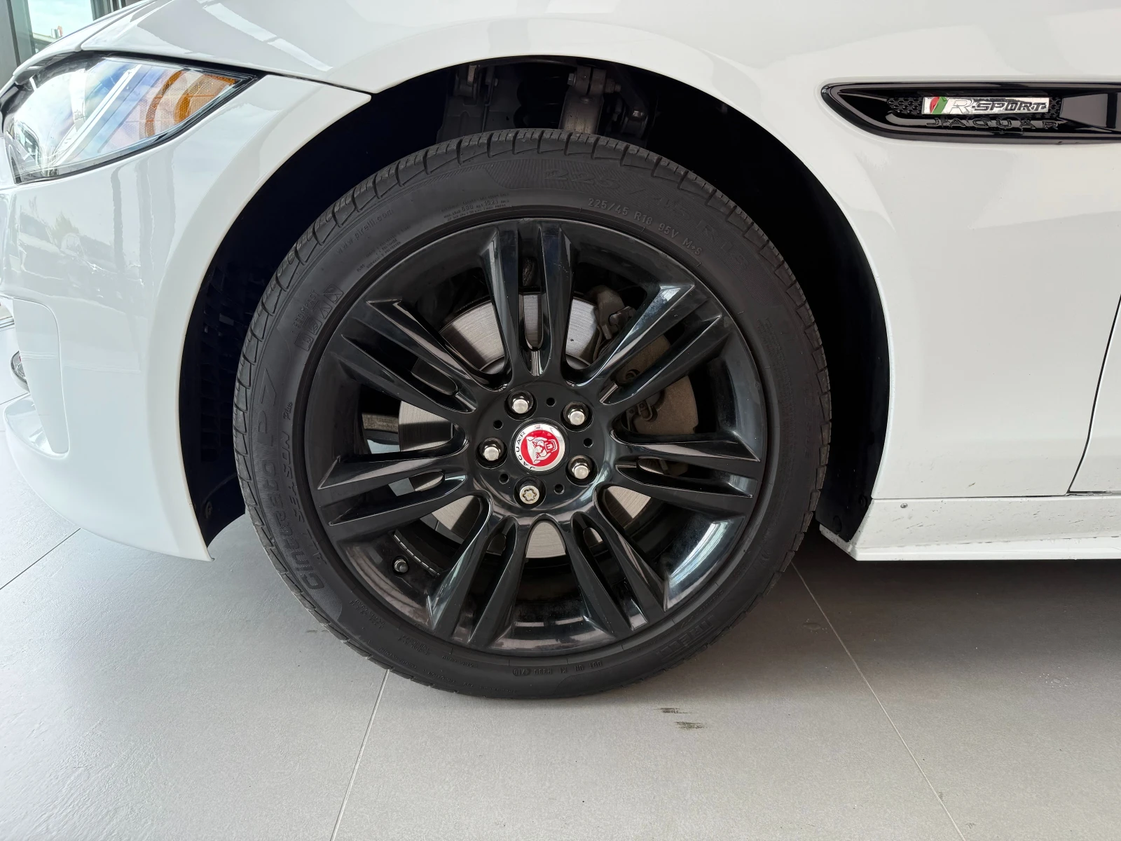 Jaguar XE  - изображение 4