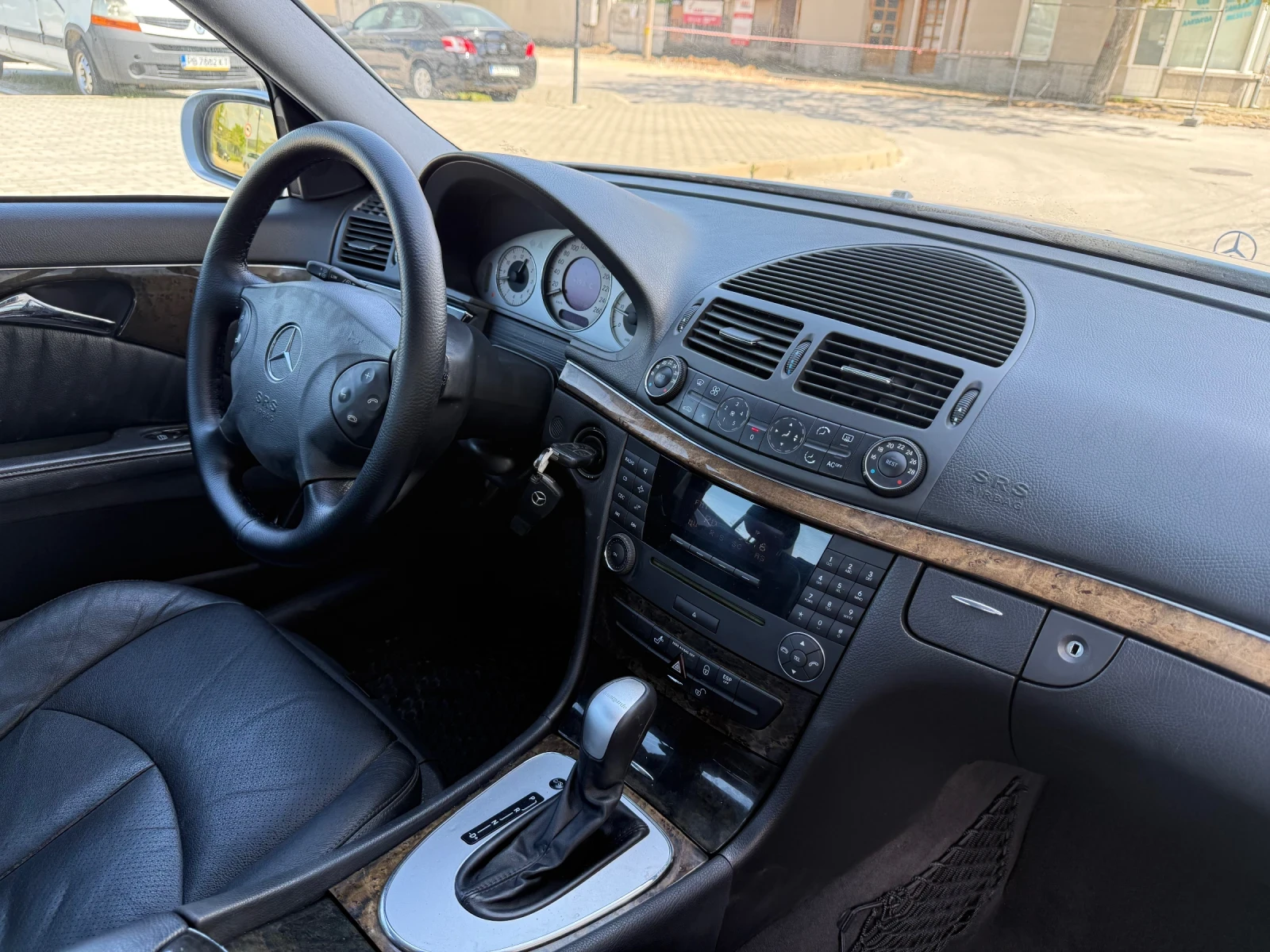 Mercedes-Benz E 270 Avantgarde* Кожа/Нави/Парктроник* ЛИЗИНГ, снимка 9 - Автомобили и джипове - 54704292