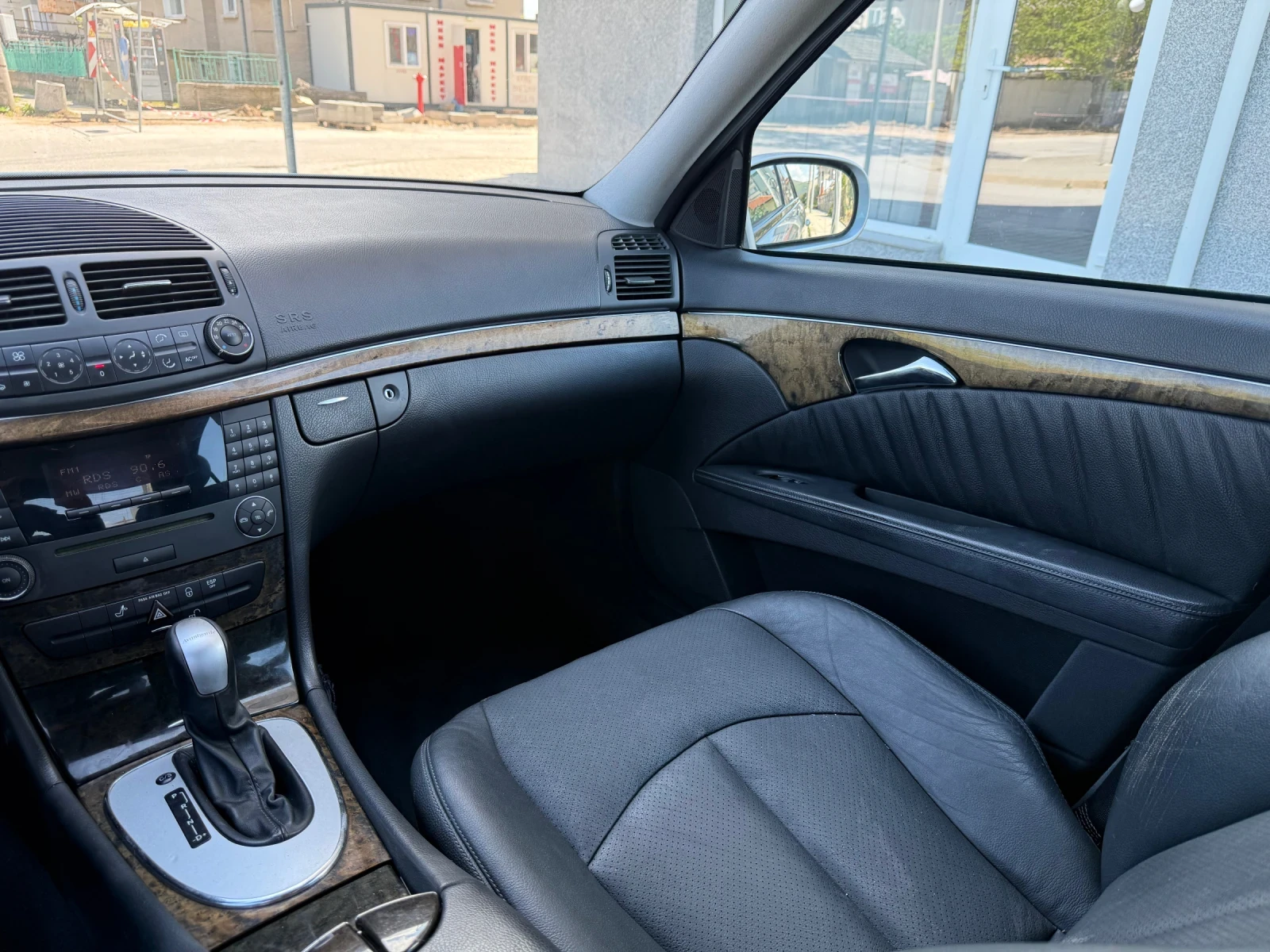 Mercedes-Benz E 270 Avantgarde* Кожа/Нави/Парктроник* ЛИЗИНГ, снимка 11 - Автомобили и джипове - 54704292