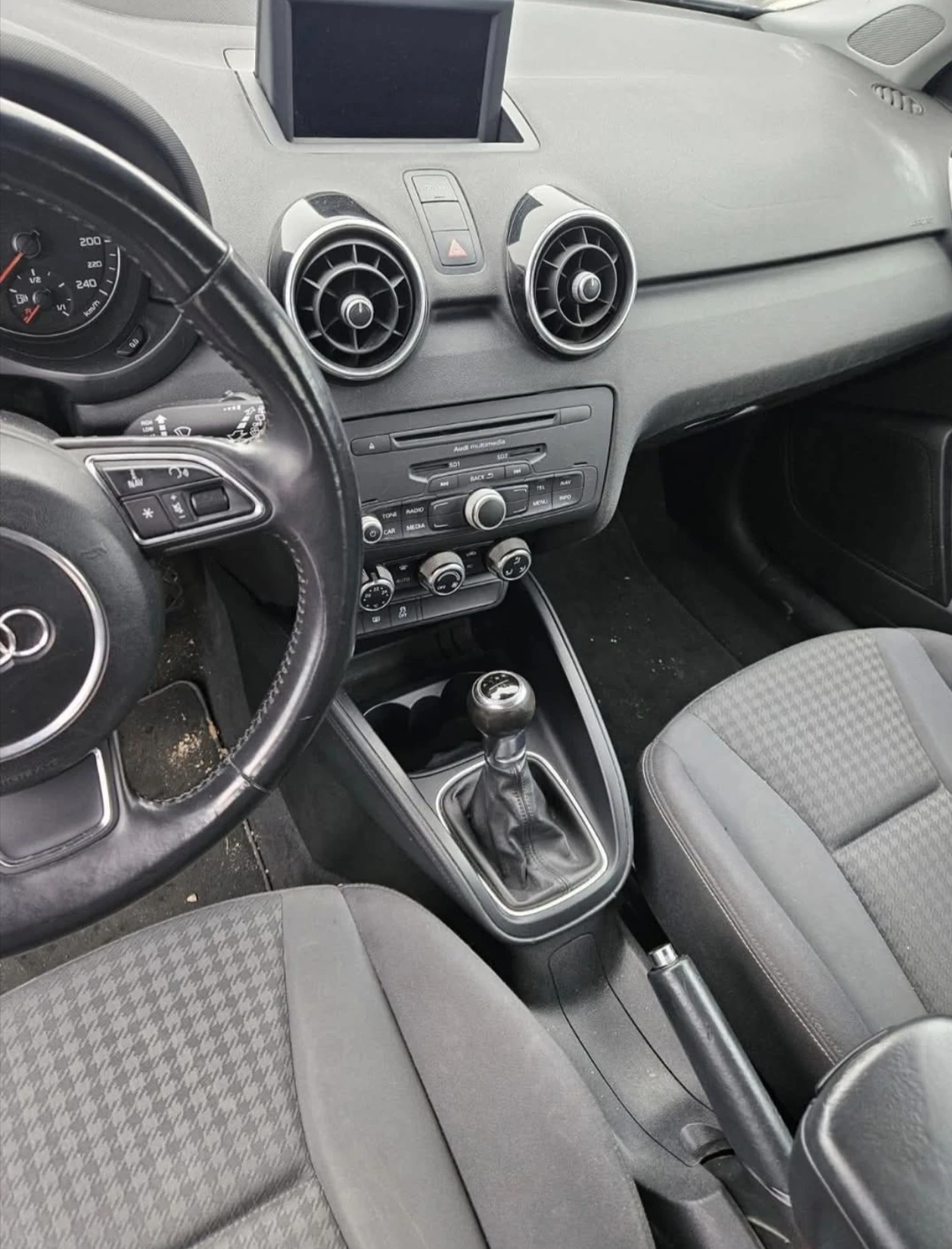 Audi A1 1.6  TDI, снимка 9 - Автомобили и джипове - 54838649