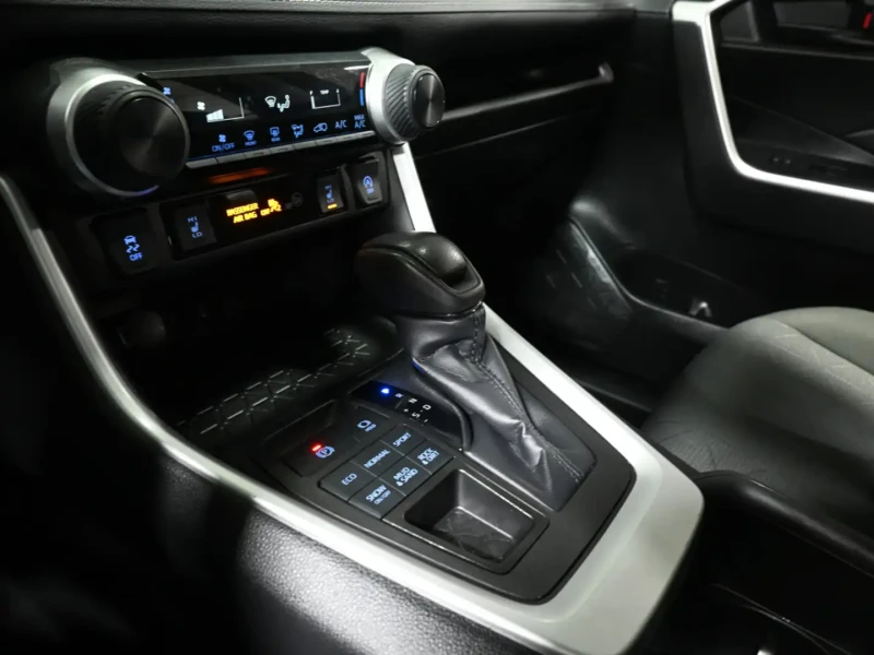 Toyota Rav4 No Accident* Radar Cruise* Blindspot* Line Assist, снимка 16 - Автомобили и джипове - 52554178