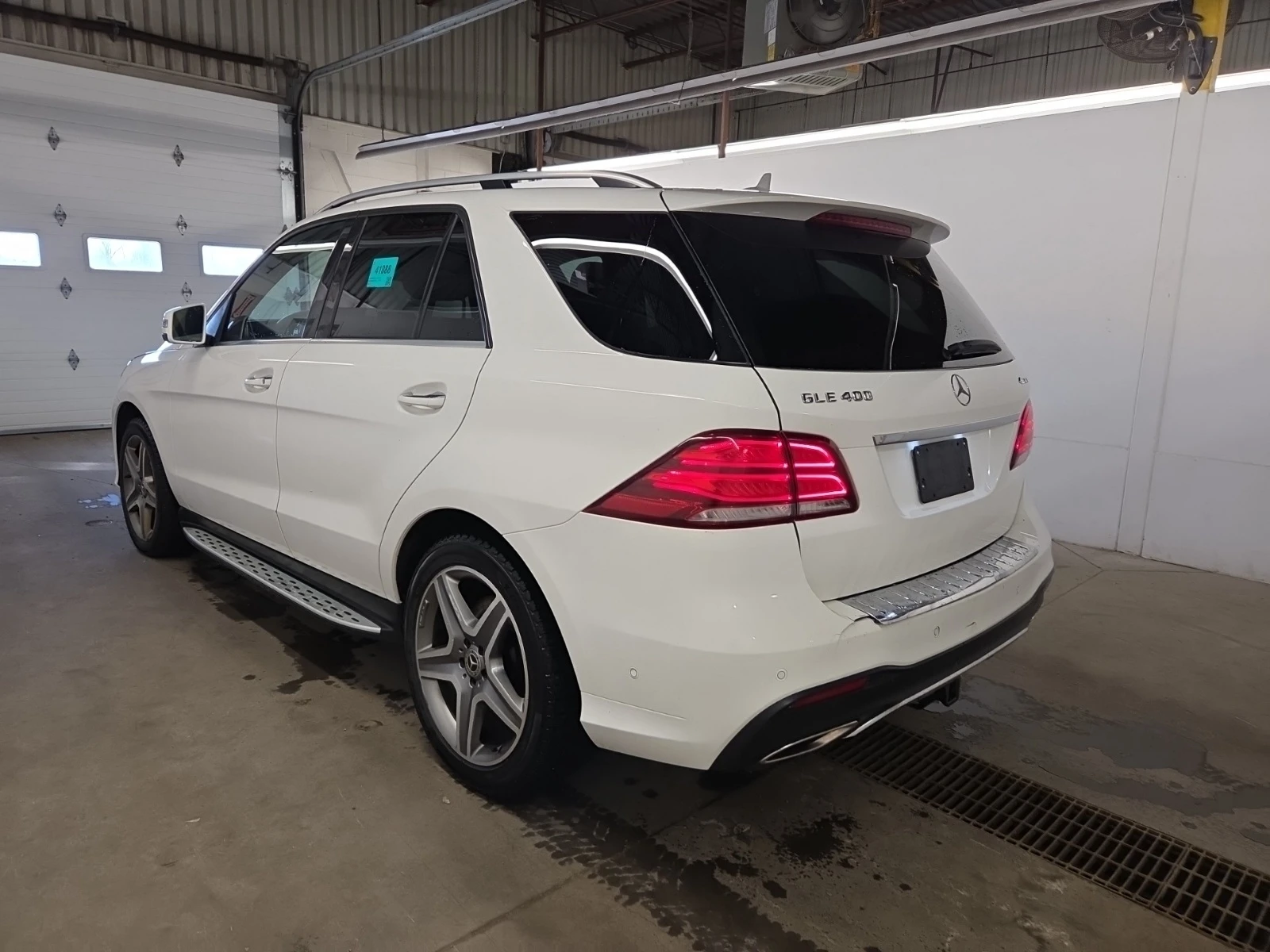 Mercedes-Benz GLE 400 AMG * * PANORAMA * * CARFAX * * АВТО КРЕДИТ * * , снимка 4 - Автомобили и джипове - 54034334