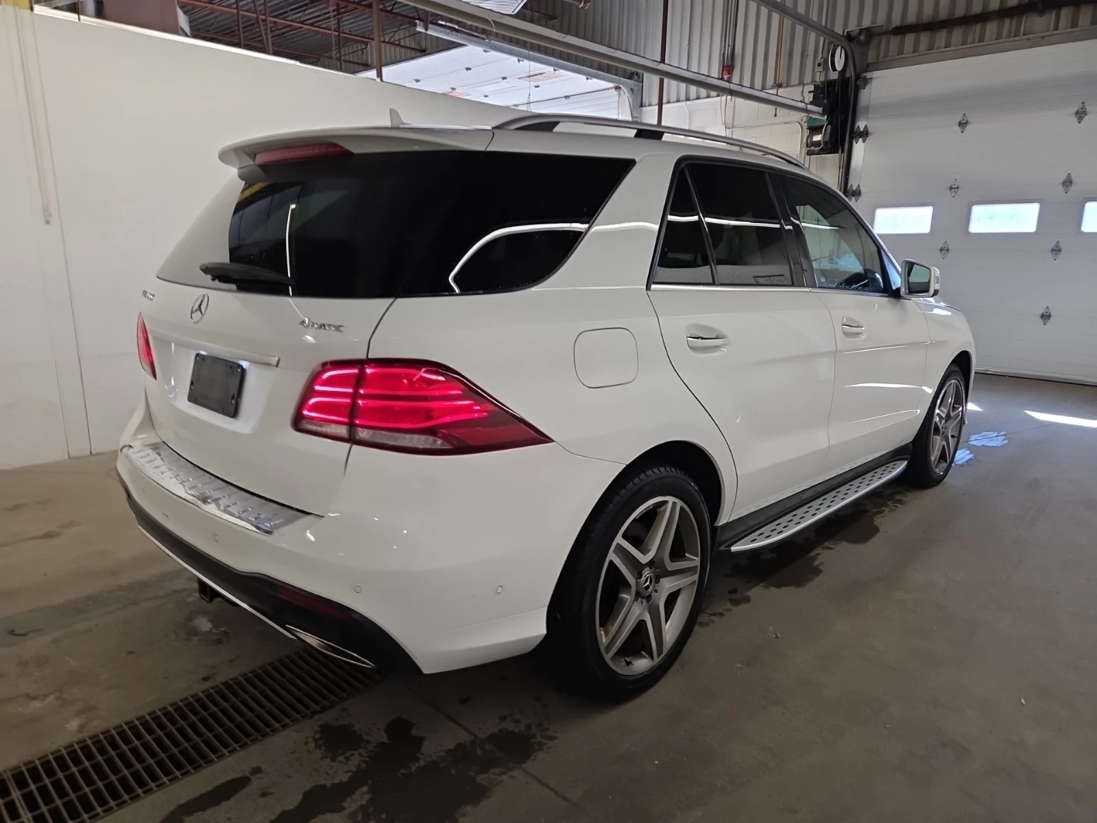 Mercedes-Benz GLE 400 AMG * * PANORAMA * * CARFAX * * АВТО КРЕДИТ * * , снимка 3 - Автомобили и джипове - 54034334