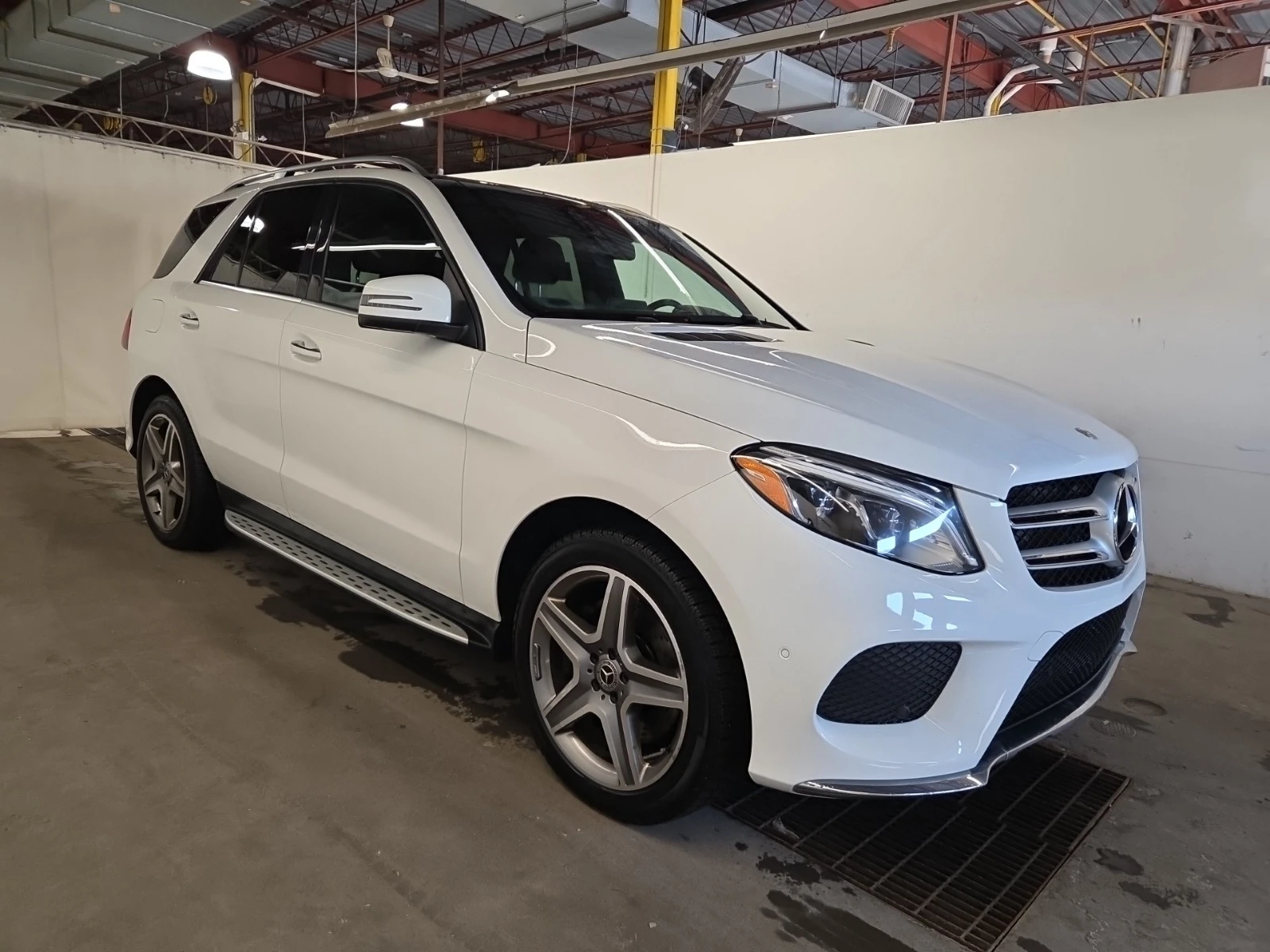 Mercedes-Benz GLE 400 AMG * * PANORAMA * * CARFAX * * АВТО КРЕДИТ * * , снимка 2 - Автомобили и джипове - 54034334