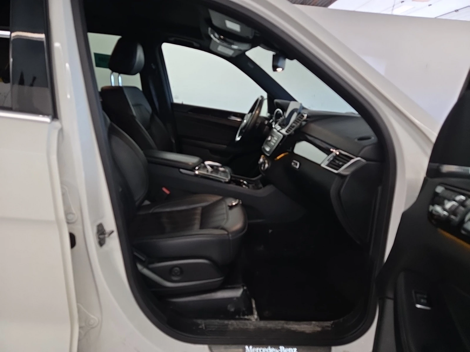 Mercedes-Benz GLE 400 AMG * * PANORAMA * * CARFAX * * АВТО КРЕДИТ * * , снимка 11 - Автомобили и джипове - 54034334