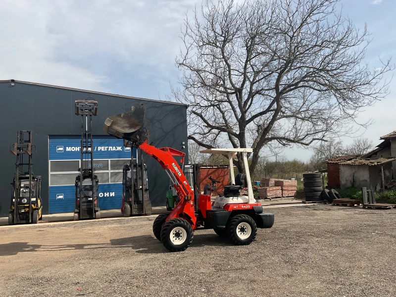 Мини челни товарачи Kubota R420 вилици и кофа 