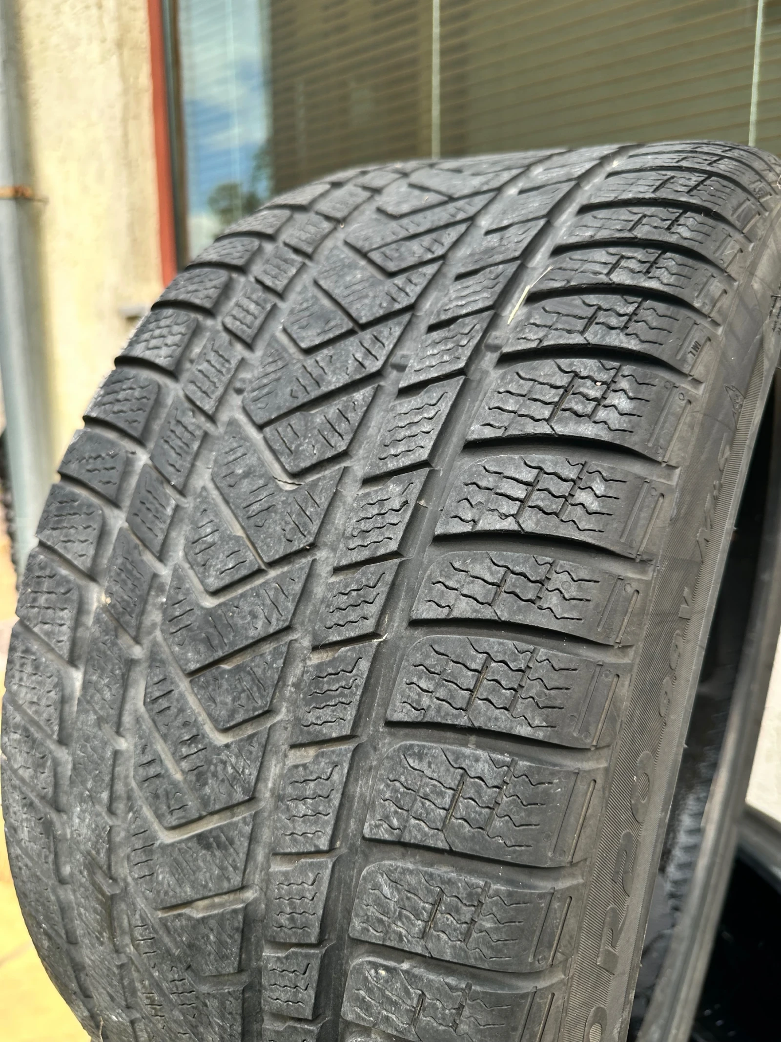 Гуми Зимни 285/30R20, снимка 2 - Гуми и джанти - 56258848