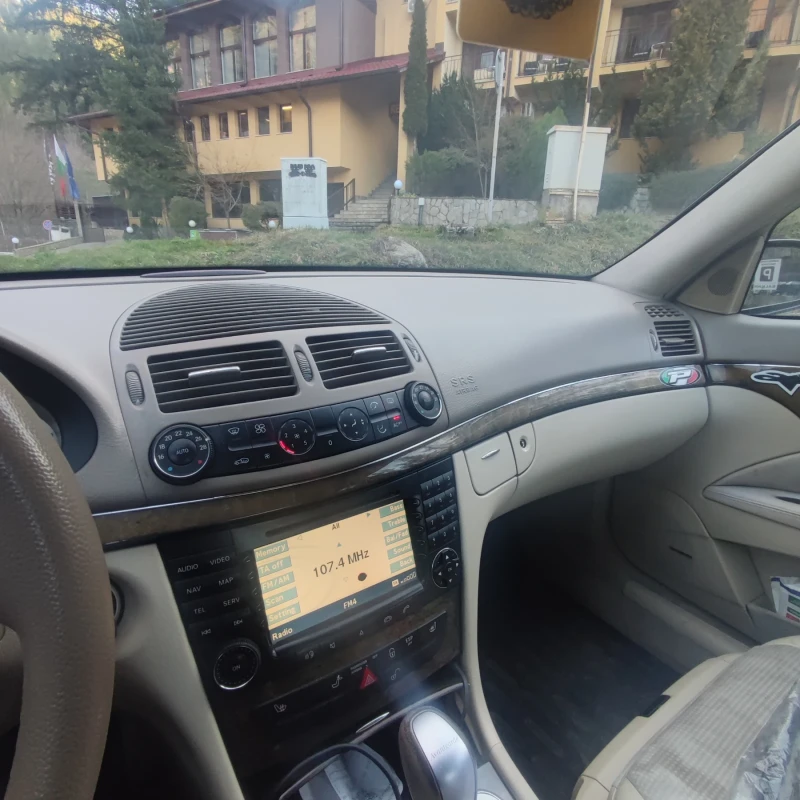 Mercedes-Benz E 220, снимка 8 - Автомобили и джипове - 53534226