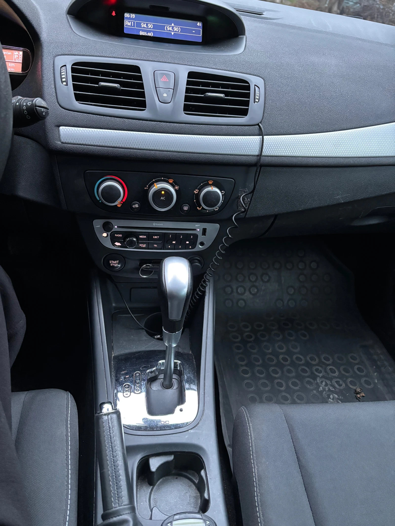 Renault Megane 1.5dci 110кс.Автоматик Фейс, снимка 13 - Автомобили и джипове - 53910171