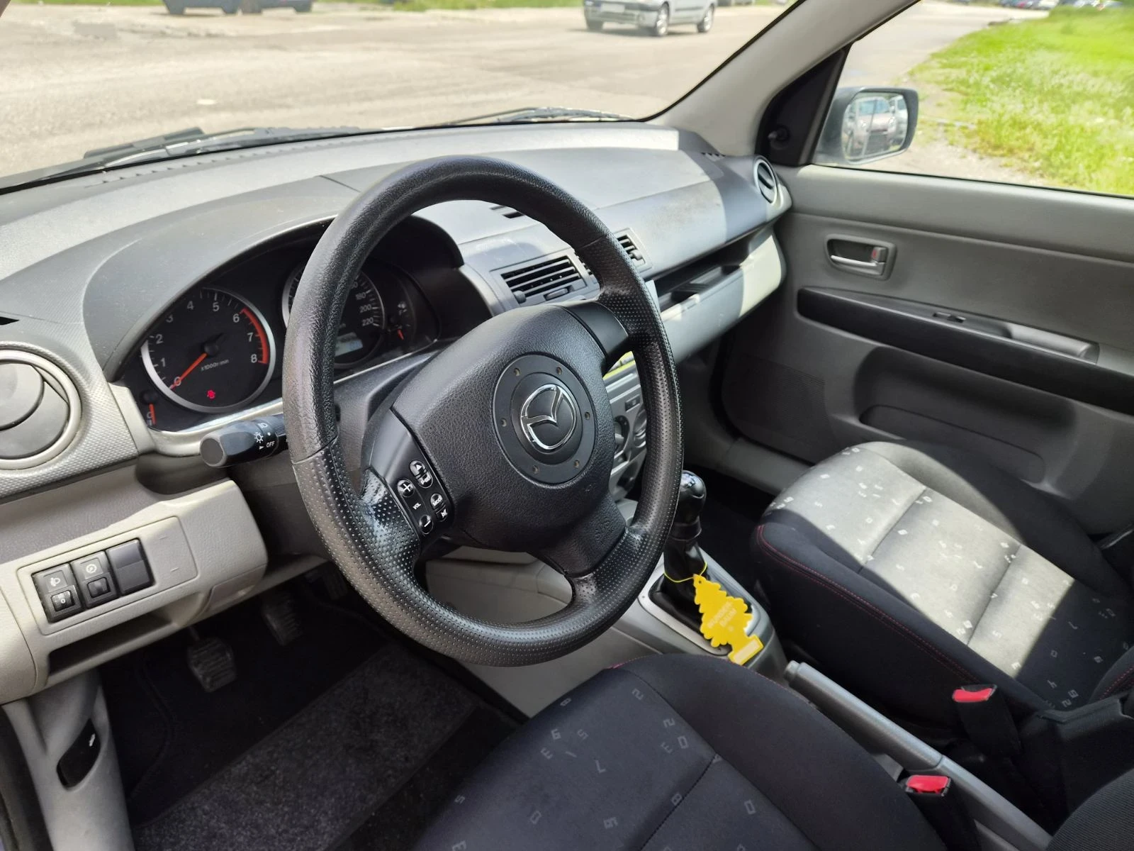Mazda 2 1.25i, снимка 10 - Автомобили и джипове - 54904231