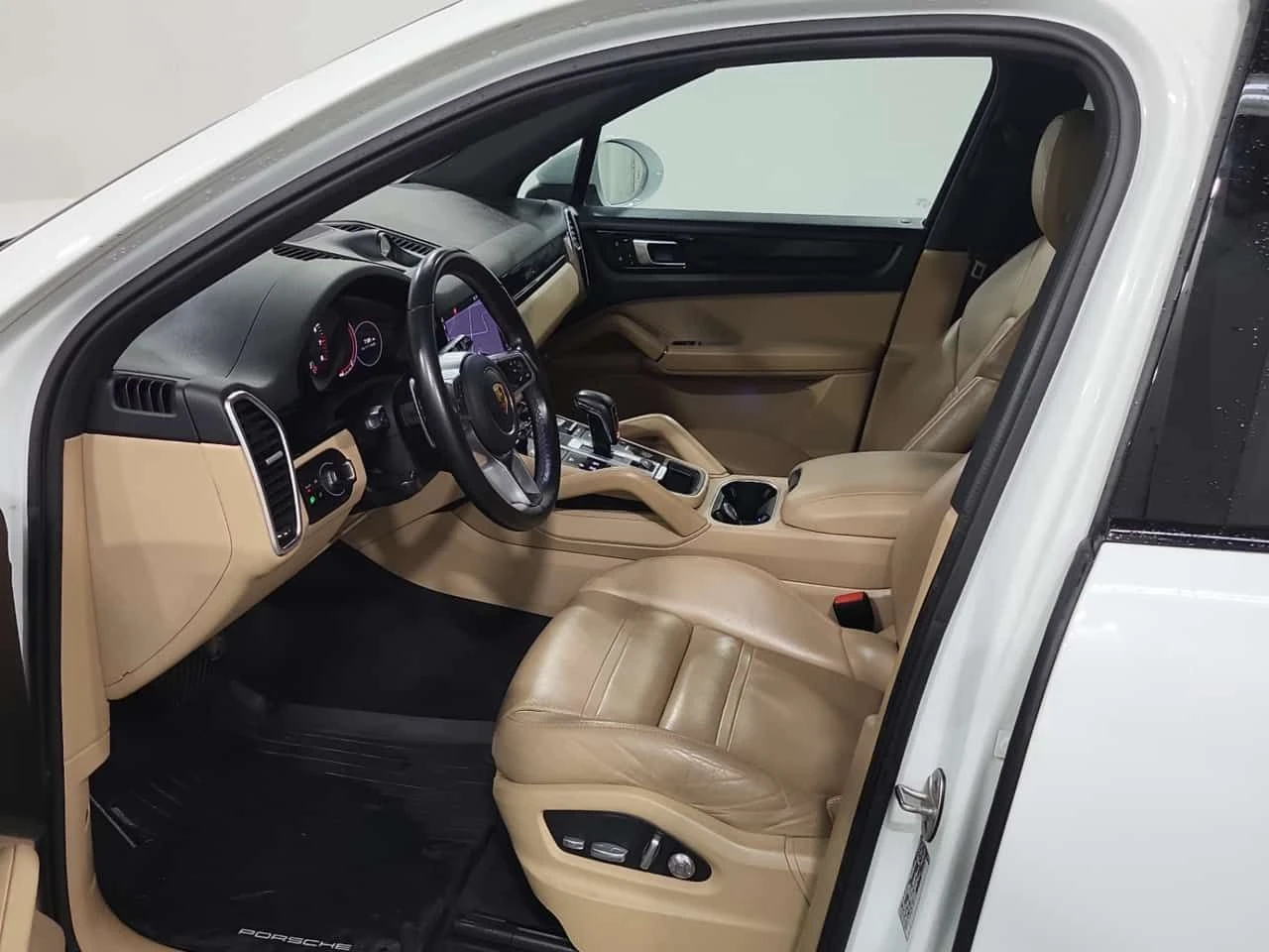 Porsche Cayenne  AWD| 360 КАМЕРИ| ПАНОРАМА| ПАМЕТ| CARFAX, снимка 8 - Автомобили и джипове - 54171788