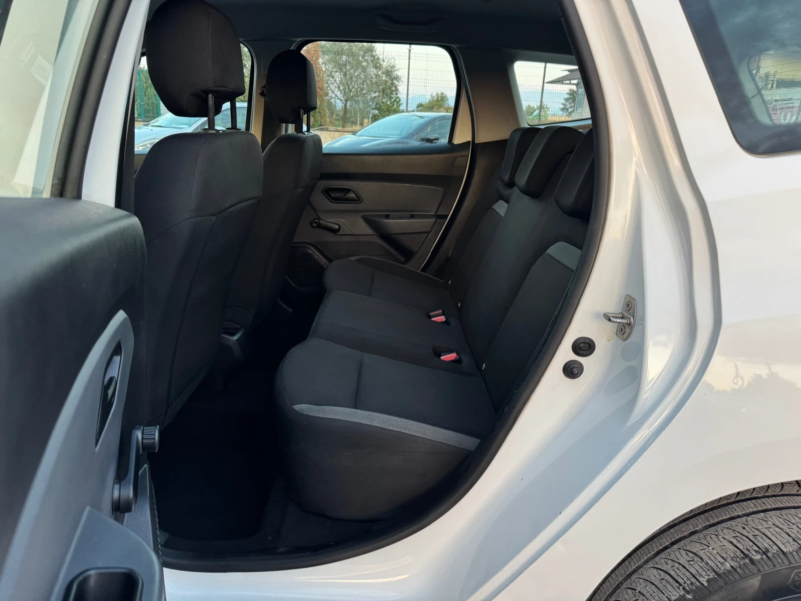 Dacia Duster 1.5DCI Facelift!! Klima !! 6speed!!  EURO 6, снимка 15 - Автомобили и джипове - 55728705