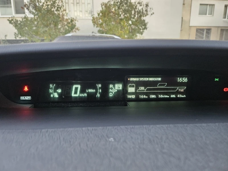 Toyota Prius 1.8L Hybrid, снимка 8 - Автомобили и джипове - 52598036