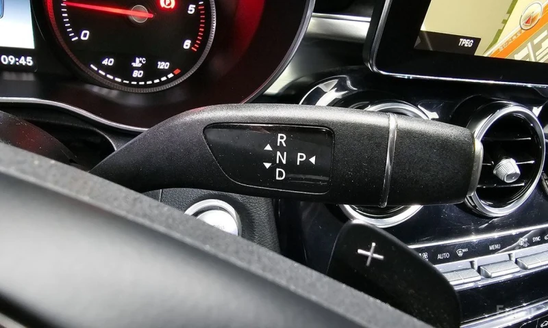 Mercedes-Benz C 220, снимка 9 - Автомобили и джипове - 52706943