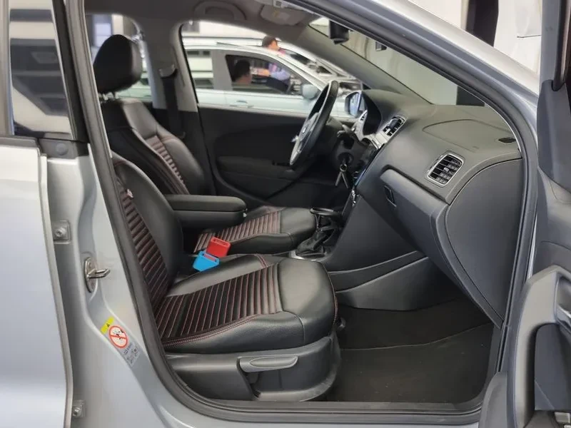 VW Polo 1.6 Tdi R-Line 5Th Generation, снимка 11 - Автомобили и джипове - 55948170