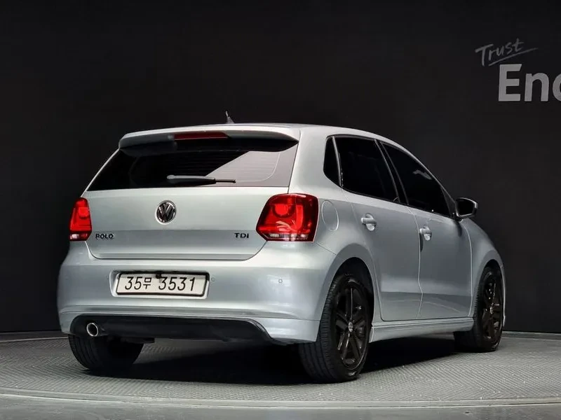 VW Polo 1.6 Tdi R-Line 5Th Generation, снимка 2 - Автомобили и джипове - 55948170