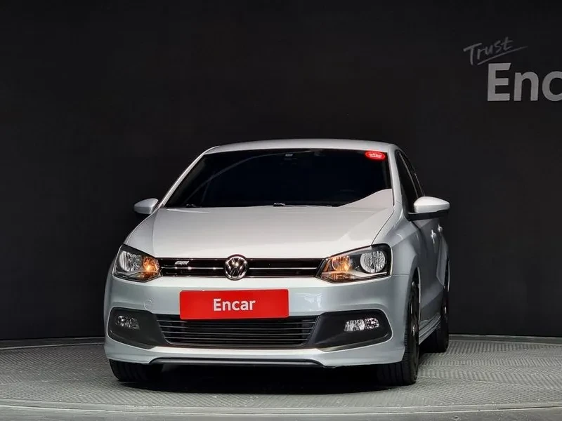 VW Polo 1.6 Tdi R-Line 5Th Generation, снимка 3 - Автомобили и джипове - 55948170