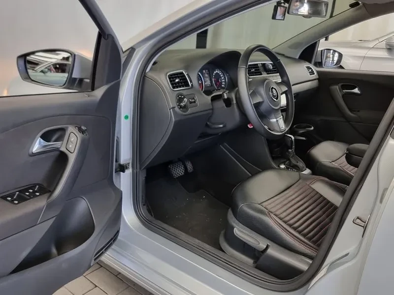 VW Polo 1.6 Tdi R-Line 5Th Generation, снимка 10 - Автомобили и джипове - 55948170