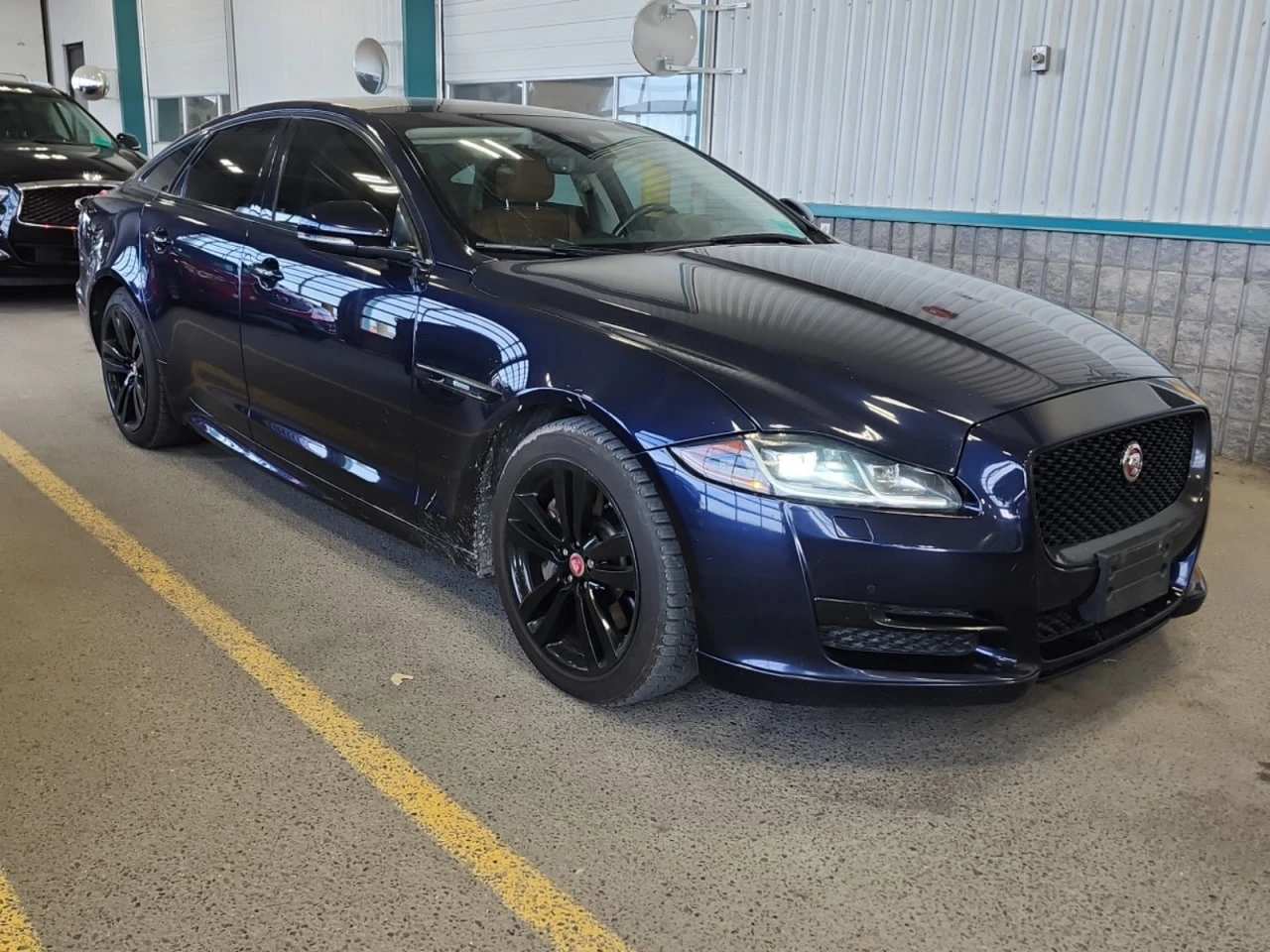 Jaguar Xjr * АВТО КРЕДИТ* ЦЕНА ДО БГ * СЕРВИЗНА ИСТОРИЯ *  - изображение 2