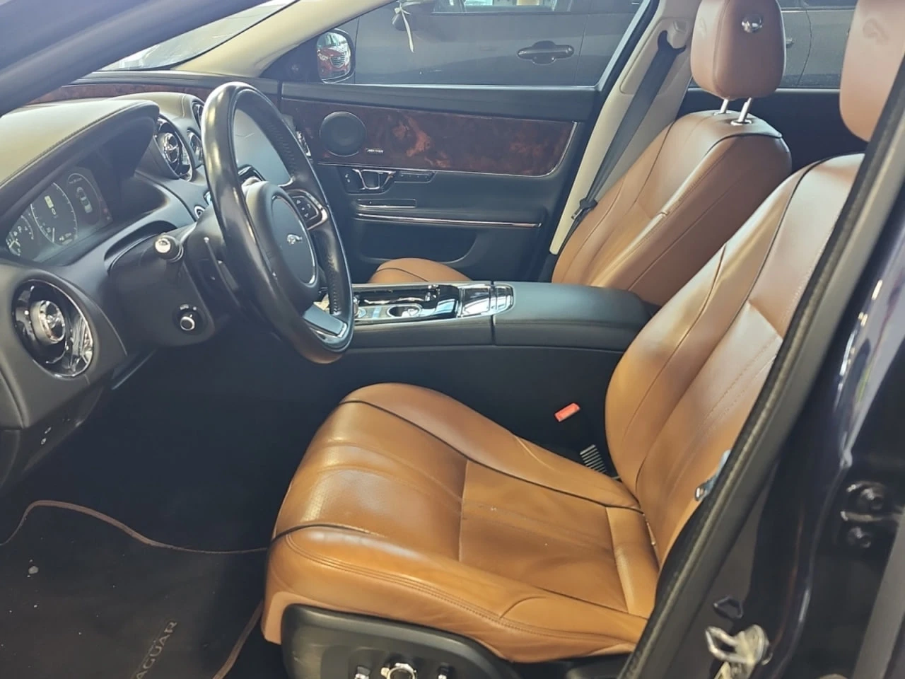 Jaguar Xjr * АВТО КРЕДИТ* ЦЕНА ДО БГ * СЕРВИЗНА ИСТОРИЯ *  - изображение 5