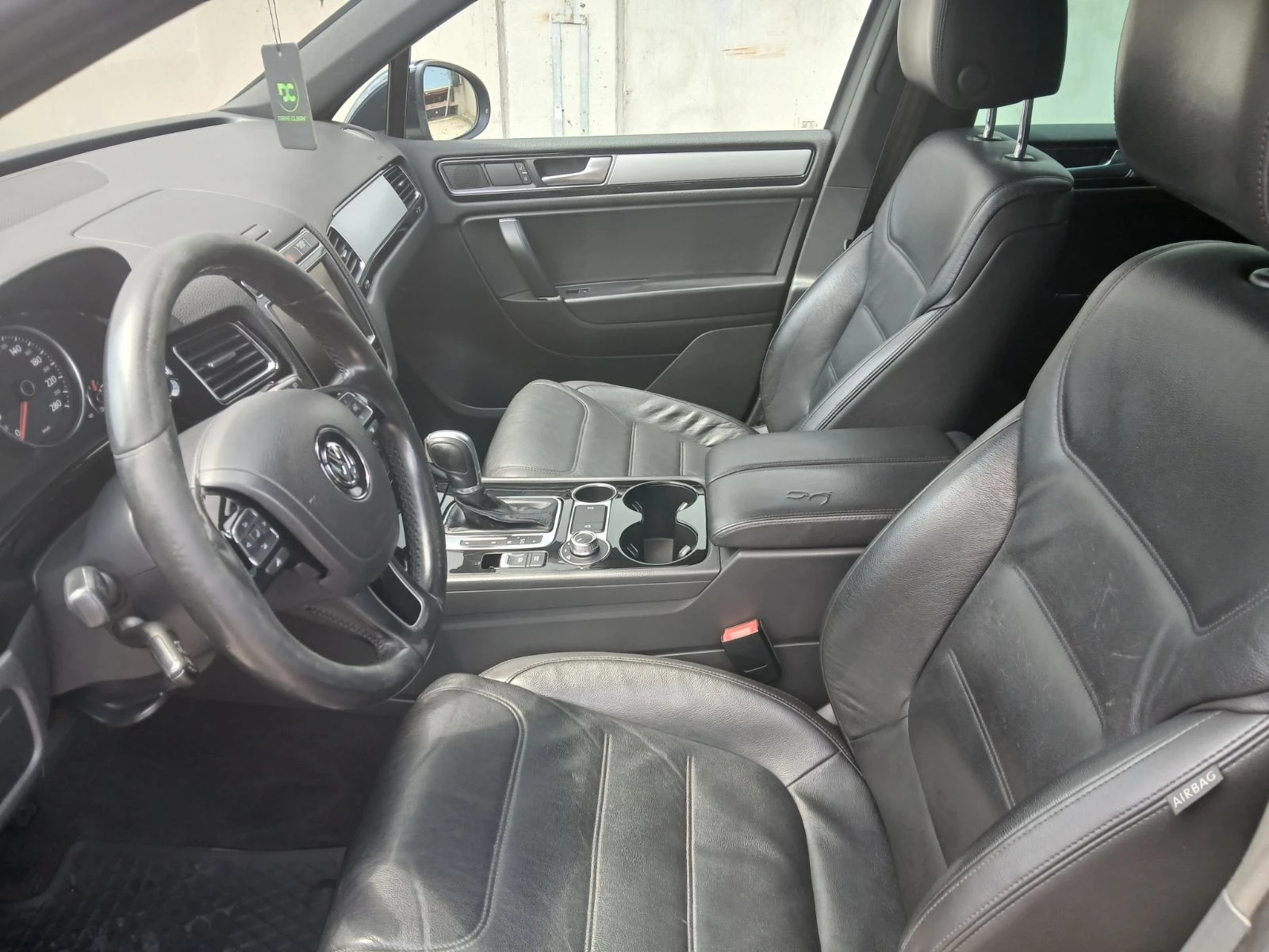 VW Touareg V6 3.0TDI* КОЖА* ПОДГРЕВ* , снимка 10 - Автомобили и джипове - 55347982